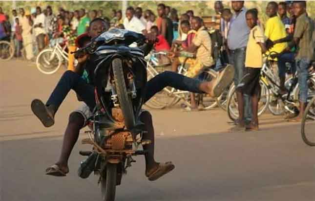 Ouagadougou: la police interpelle 64 individus pour acrobaties sur la voie publique.