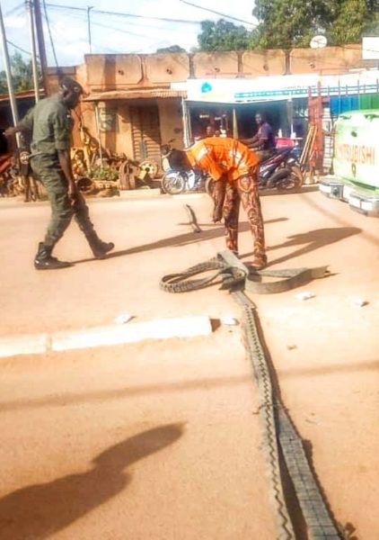 Ouagadougou: la police municipale détruit un ralentisseur anarchique