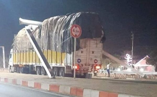 Un camion hors gabarit endommage un portique sur le boulevard des TENSOABA.