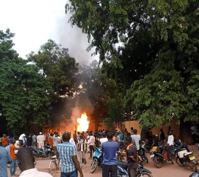 L’Ambassade de France pris pour cible par les manifestants