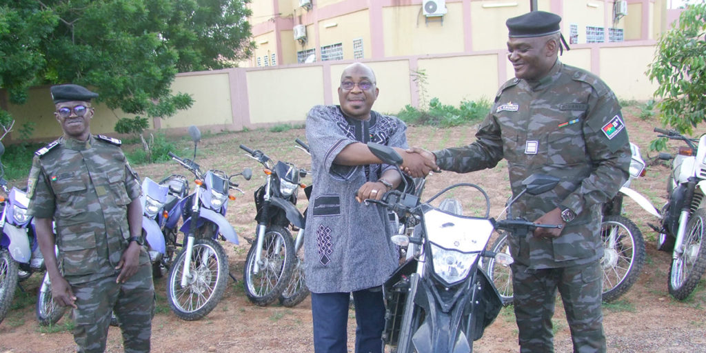 Les Douanes du Burkina Faso Renforcent la Sécurité dans le Centre-Est avec un Don de Motos