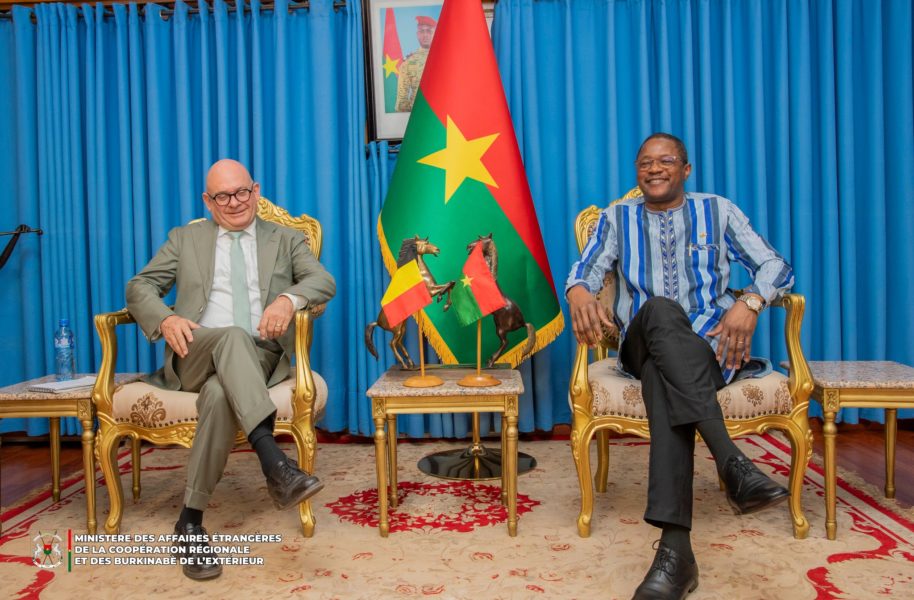 Coopération Burkina Faso-Belgique : enjeux clés discutés entre l’ambassadeur belge et le chef de la diplomatie burkinabè