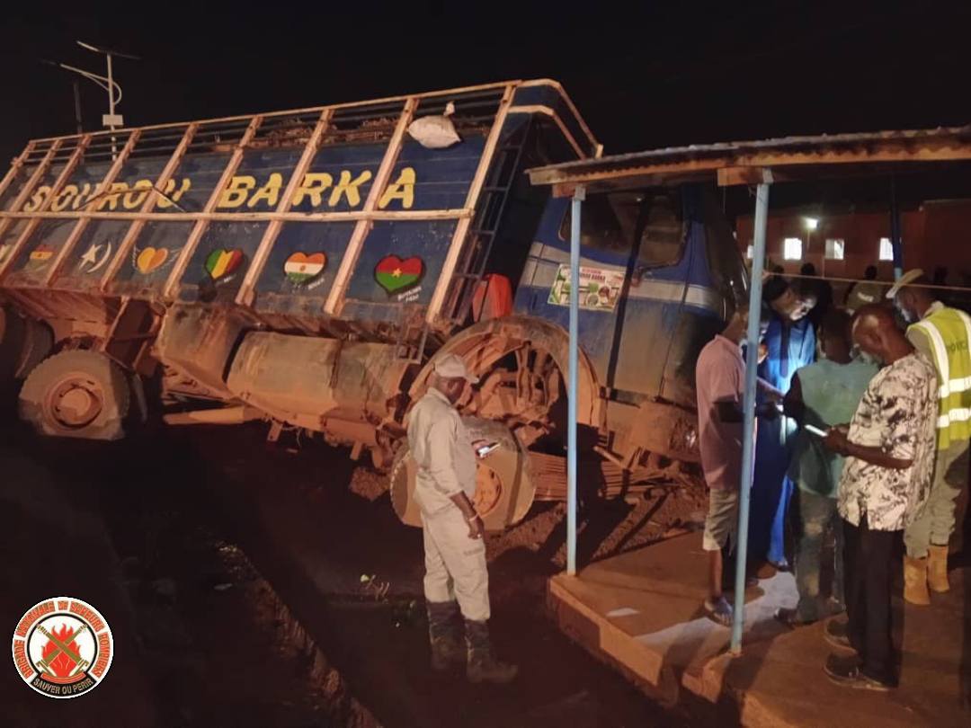 Accident de la circulation : Un camion se renverse sur la RN10 à Dédougou