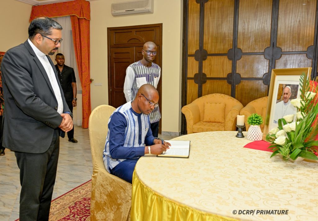 Le premier ministre et le chargé d'affaires par intérim Johny Boya