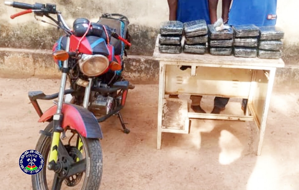 15 plaquettes de drogue , une moto