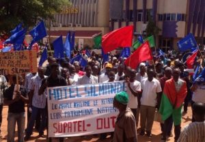Burkina: les syndicats battent le pavé pour dénoncer…