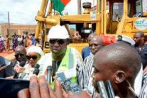 Bitumage de voies à Bobo-Dioulasso: Les étudiants de…