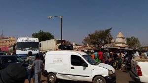 Visite de Macron : Un minibus de la…