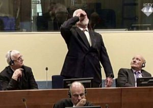 Tribunal pénal international: un accusé ingère une fiole…