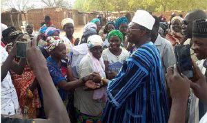 Politique: Eddie Komboigo accueilli par une foule à…