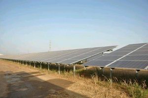 Énergie: La plus grande centrale hybride fioul-solaire du…