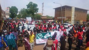 Burkina : des manifestants vent debout contre les…