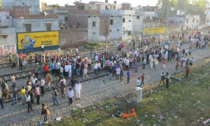 Inde: un train percute une foule et fait…