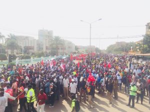Burkinabé: plusieurs milliers de personnes dans les rues…