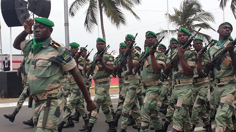 Gabon: des militaires prennent le…