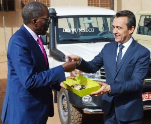 L’Ambassade de France fait don de cinq véhicules pickup au ministère de la sécurité.