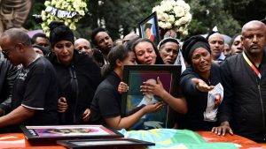 Ethiopian Airlines : les familles des victimes enterrent des sacs de terre