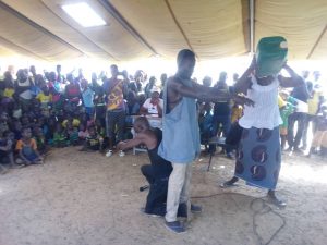 Accès à l’eau potable en situation de crise : Du théâtre dans les camps des déplacés pour sensibiliser les femmes et les enfants