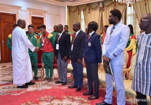 Arts martiaux : les Etalons Karatéka présentent leurs médailles au président du Faso.
