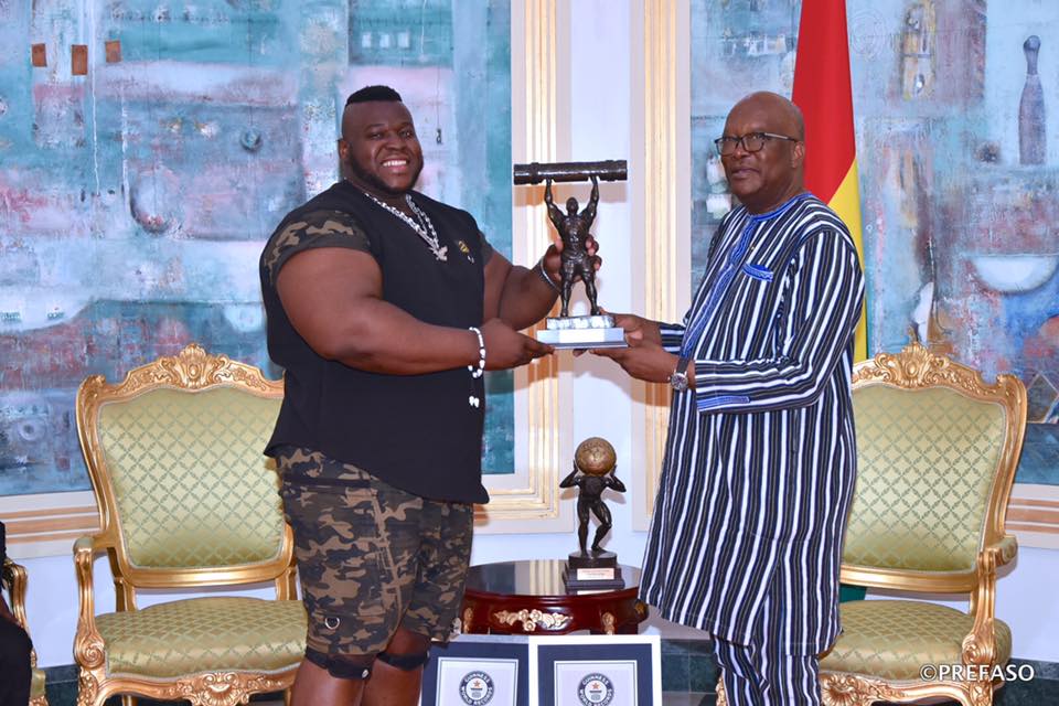 Haltérophilie : Iron Biby, l’homme le plus fort du monde présente ses trophées au président du Faso.