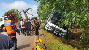 RN1 Boni: un car de transport en commun renversé en traversant un pont submergé d’eau