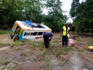Un mini car de 37 places emporté par les eaux : bilan 4 morts