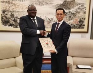 Le nouvel Ambassadeur du Burkina Faso auprès de la République Populaire de Chine a remis la copie figurée de ses Lettres de créance au Ministère des Affaires Etrangères.