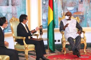 Coopération Burkina-Japon : le président du Faso échange avec l’ambassadeur du Japon en fin de mission.