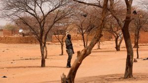 Burkina: Un employé de l’entreprise chargée du bitumage de l’axe Dori/Gorom-Gorom (Nord) tué par des hommes armés