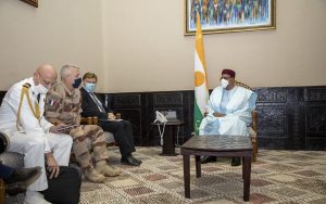 Niger: le président reçoit le Commandant de la Force Barkhane au lendemain d'une attaque meurtrière.