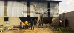 Ouagadougou : un magasin d’une société de fabrication de chaussures plastiques part en fumée