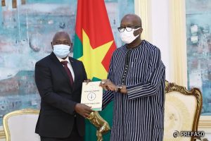 Cour des comptes: le président du Faso reçoit le rapport public 2020