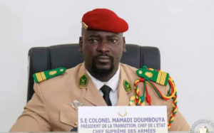 Le colonel Mamady Doumbouya visé par une plainte en France