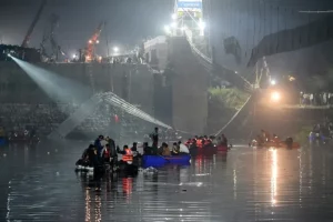 Inde : un pont s’effondre et fait au moins 132 morts