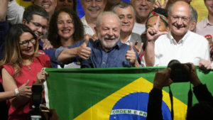 Lula élu président après une victoire serrée au Brésil.
