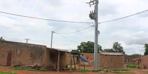 Le 17 juillet 2024, le gouvernement burkinabè a adopté un décret pour améliorer l'électrification rurale.