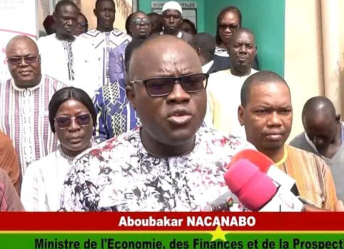 Le ministre de l'Économie, Aboubakar NACANABO, a lancé une opération spéciale de délivrance de Permis Urbain d'Habiter (PUH) et d'Attestations d'Attribution de Parcelles (AAP).