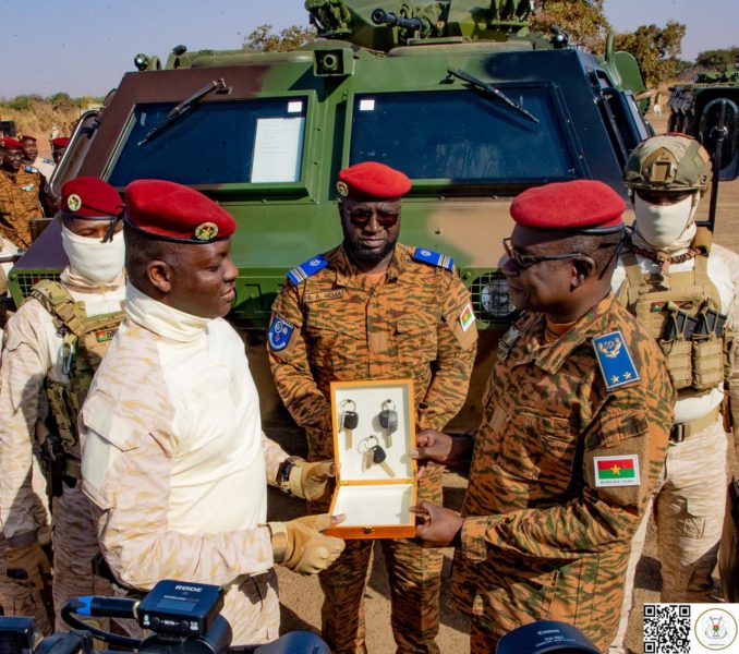 Remise de matériel militaire