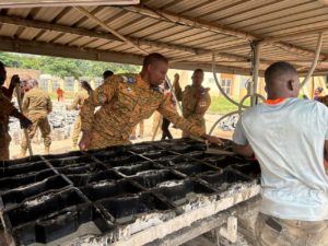 Initiative présidentielle Faso Mêbo : la promotion 2004 des Forces armées s’engage avec dix tonnes de ciment