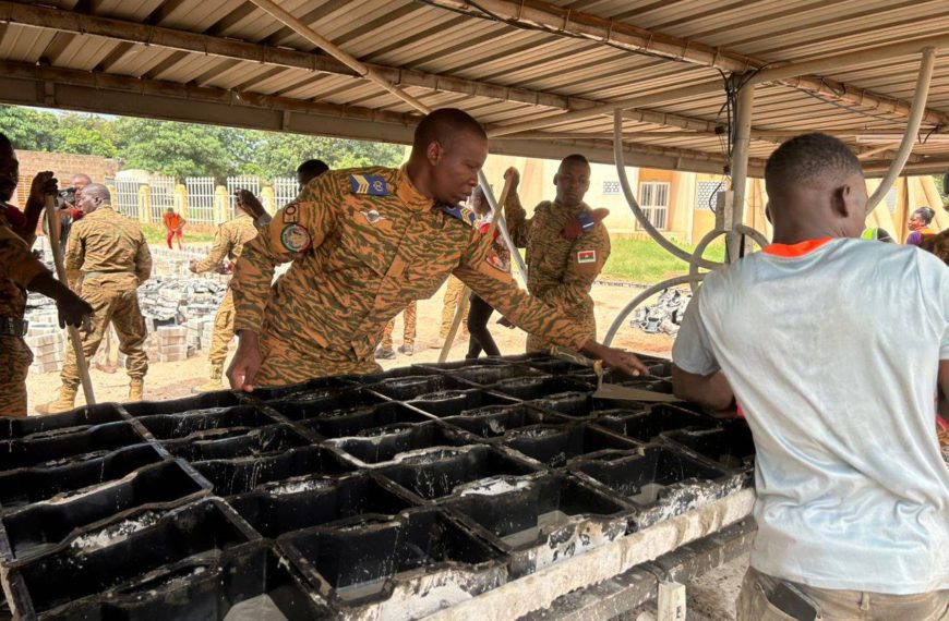 Initiative présidentielle Faso Mêbo : la promotion 2004 des Forces armées s’engage avec dix tonnes de ciment