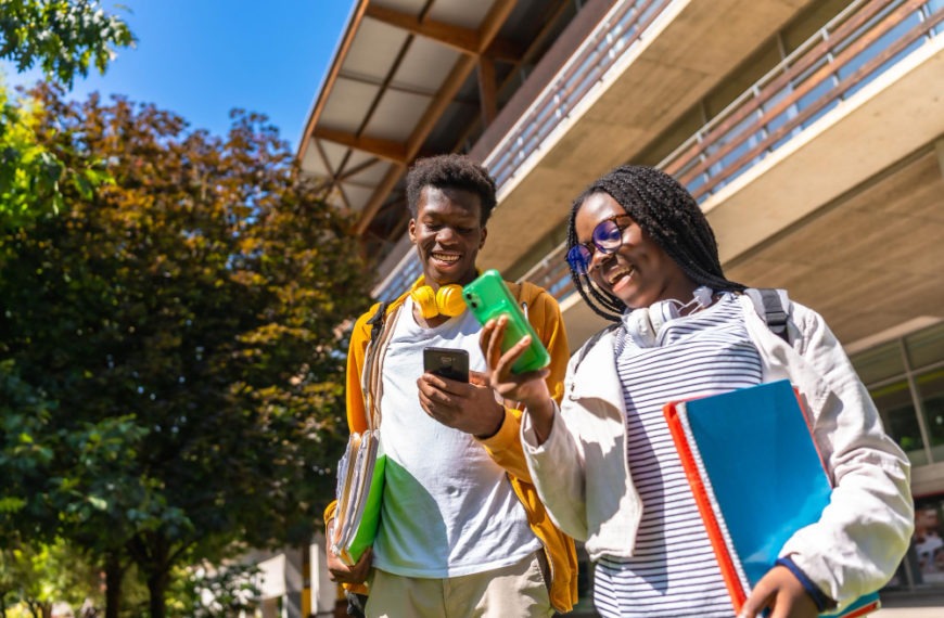 Lire une brochure d’école supérieure