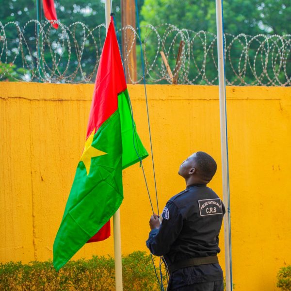 Montée des couleurs nationales : un moment de reconnaissance au MAECR-BE