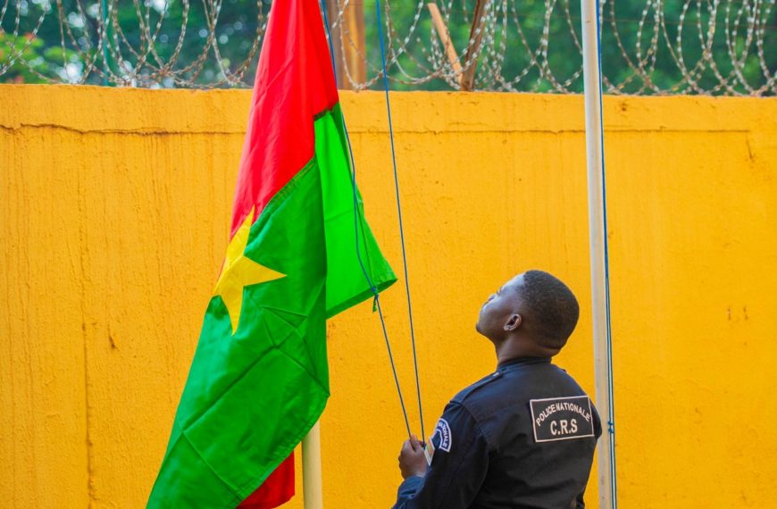 Montée des couleurs nationales : un moment de reconnaissance au MAECR-BE