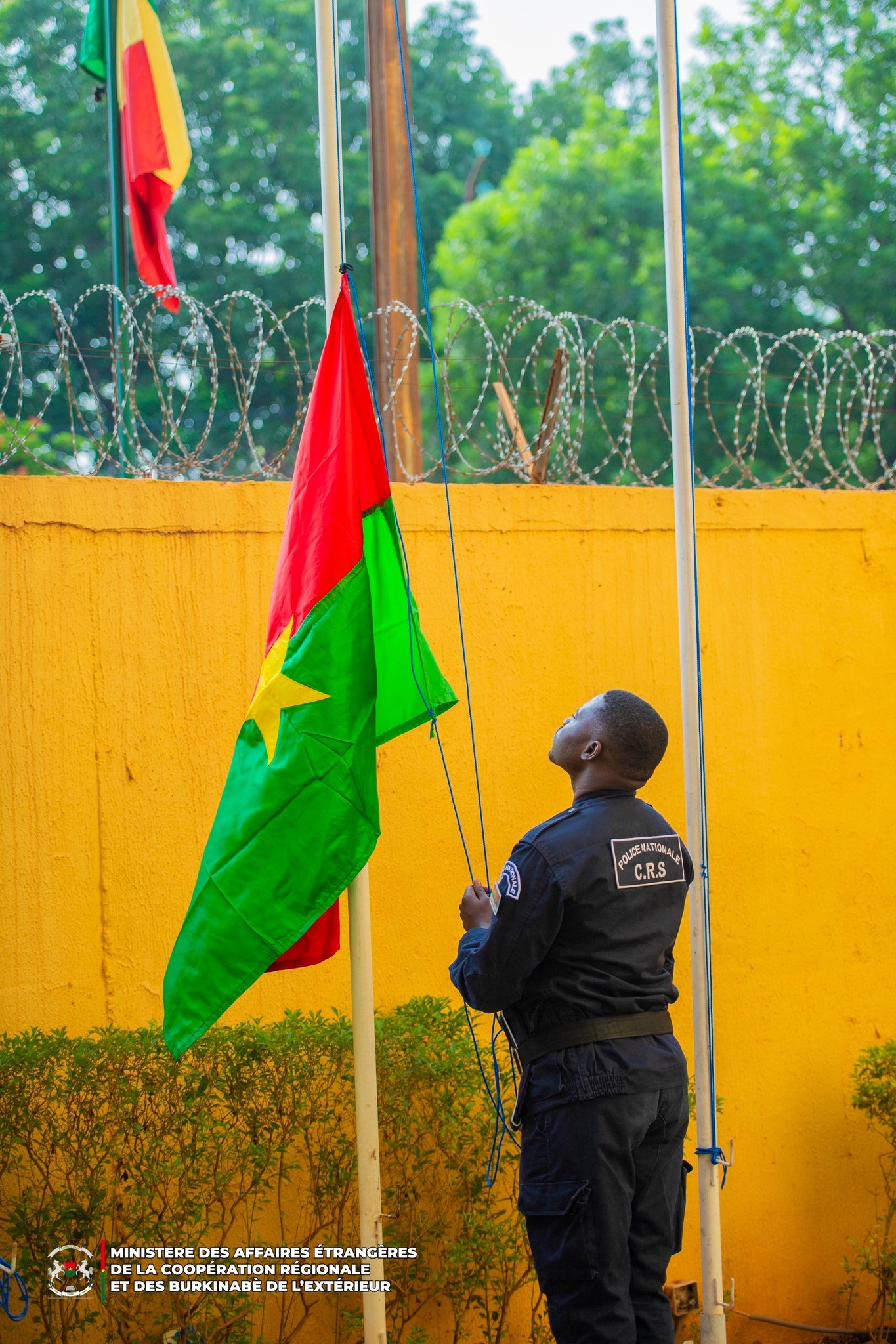 Montée des couleurs nationales : un moment de reconnaissance au MAECR-BE