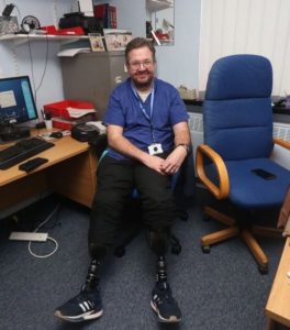 Affaire de fraude médicale : Un chirurgien amputé de ses jambes devant la justice britannique