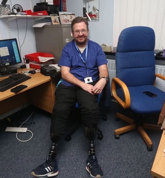 Affaire de fraude médicale : Un chirurgien amputé de ses jambes devant la justice britannique
