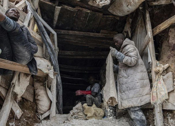 Effondrement d&rsquo;une mine d’or en RDC : 12 personnes secourues dans le Sud-Kivu