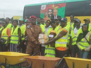 Bobo-Dioulasso : des jeunes de Ouagadougou offrent des outils et du ciment au QG de Faso Mêbo
