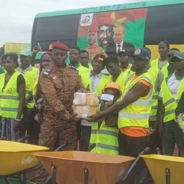 Bobo-Dioulasso : des jeunes de Ouagadougou offrent des outils et du ciment au QG de Faso Mêbo