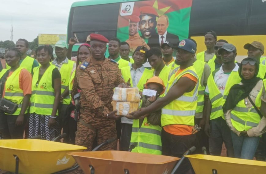 Bobo-Dioulasso : des jeunes de Ouagadougou offrent des outils et du ciment au QG de Faso Mêbo